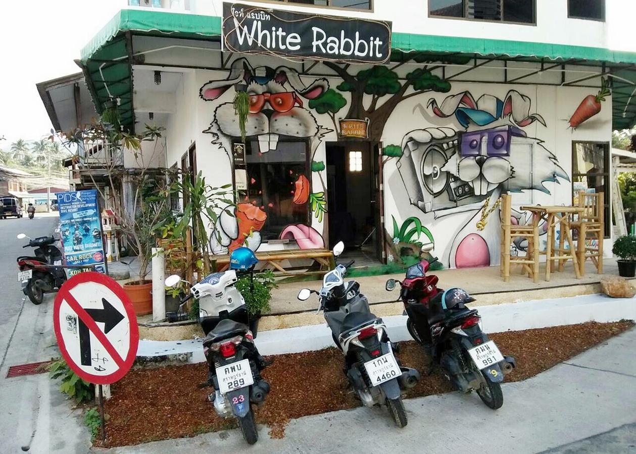 White Rabbit Hostel Baan Khai Exterior foto